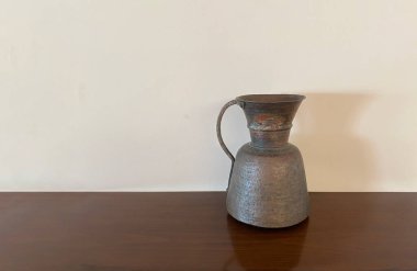 Vazo ahşap masada duruyor!