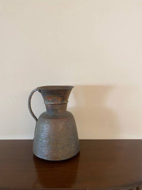 Vazo ahşap masada duruyor!