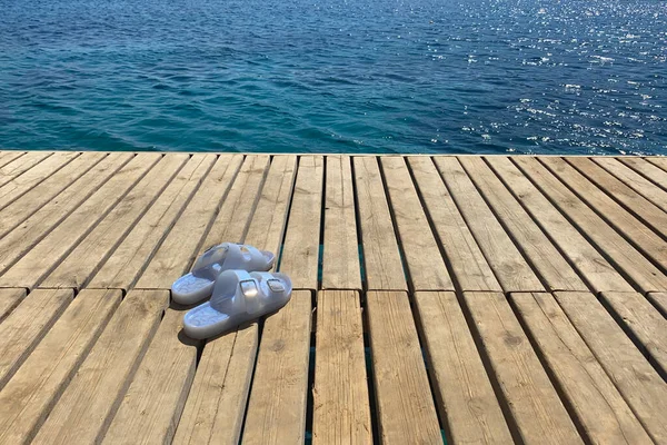 Strandpantoffeln Auf Dem Holzboden — Stockfoto