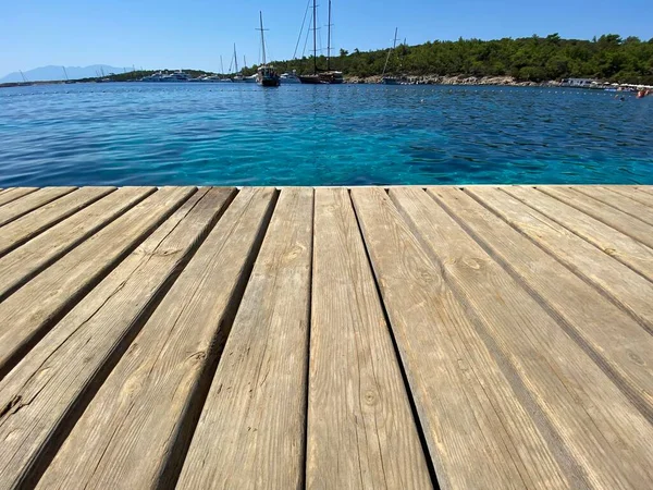 Denizin ahşap zeminini kapatın 