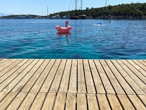 Denizin ahşap zeminini kapatın 