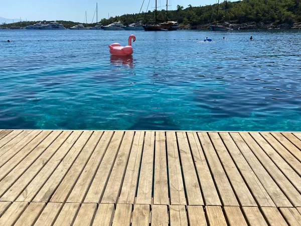 Denizin ahşap zeminini kapatın 