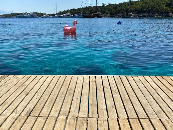 Denizin ahşap zeminini kapatın 