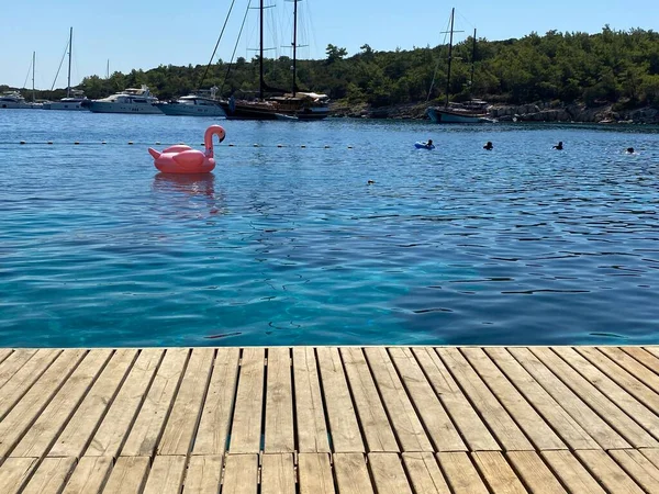 Denizin ahşap zeminini kapatın 