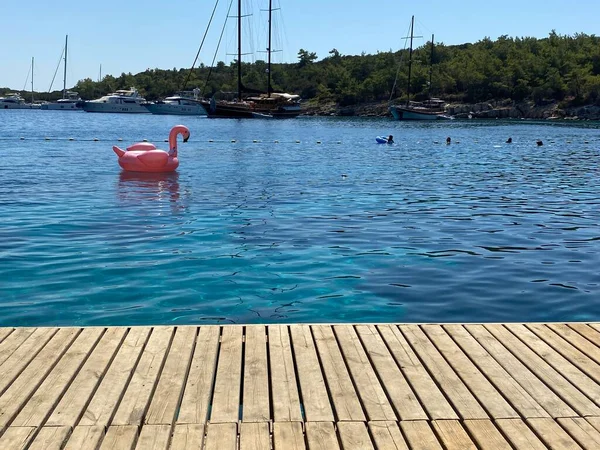 Denizin ahşap zeminini kapatın 