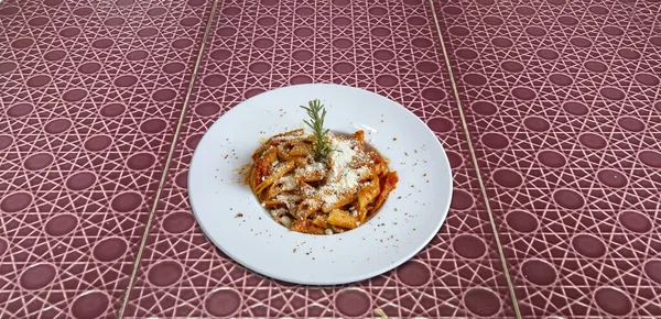 Паста Penne Arrabiata Которая Находится Внутри Круглого Блюда — стоковое фото