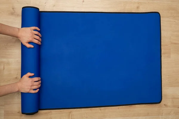 Kesilmiş resim yuvarlanan yoga ma