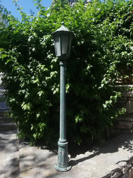Widok Przodu Lampa Uliczna Ogrodzie — Zdjęcie stockowe