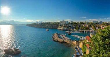 Antalya, Türkiye - 6 Ekim 2018: Antalya Marina giriş Yelkenli ve manzaralı deniz açmak için