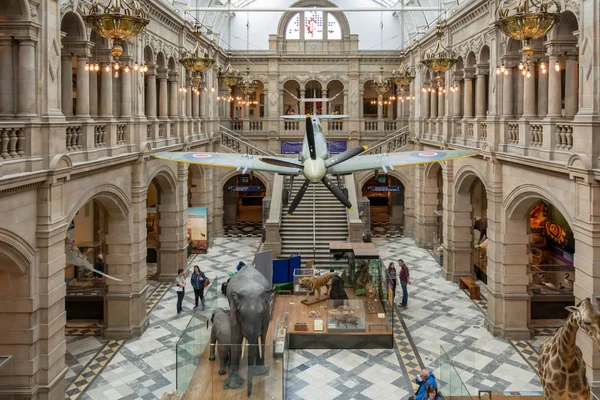 Glasgow, İskoçya - 19 Mayıs 2018: Spitfire hall Kelvingrove Art Gallery ve Müzesi Merkez görünümünü üzerinde 19 Mayıs 2018 Glasgow, İskoçya