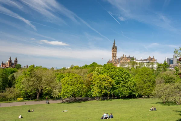 苏格兰格拉斯哥 2018年5月19日 春末的 Kelvingrove 人们在 Kelvingrove 公园享受阳光明媚的春日 从上到上 从格拉斯哥大学大楼和 Kelvingrove — 图库照片