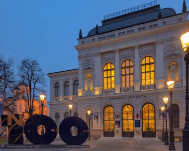 Ljubljana Ulusal Galeri (içinde Sokak ışıkları hala yanıyor zaman erken sabah ışık şafak)
