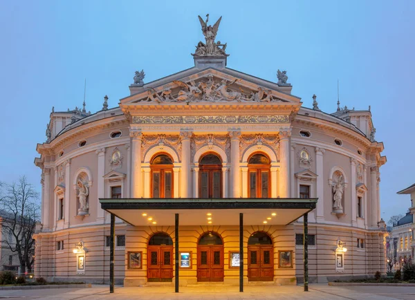 Ljubljanan oopperatalo aamunkoitteessa (varhain aamulla valossa, kun katuvalot ovat vielä päällä) ) — kuvapankkivalokuva