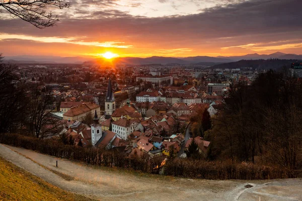 Apus de soare în Ljubljana în ultimele zile de iarnă. O priveliște, de pe dealul castelului spre Trnovo — Fotografie, imagine de stoc