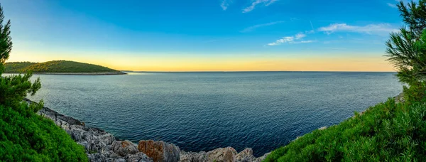 Blick auf Kap Kamenjak und offenes adriatisches Meer vom Banjole wa Stockbild