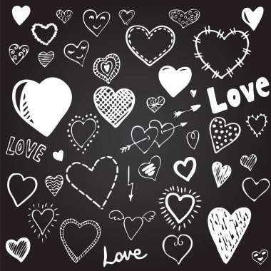 Kalp karalamalar kümesi. Elle çizilmiş vektör. Siyah backgro beyaz