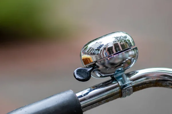 Verchromte Fahrradklingel Aus Metall Fahrradlenker Mit Schwarzem Griff Mit Schner — Stock fotografie