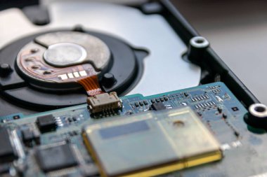 Hdd, sabit disk sürücüsü, ram belleği gibi dizüstü bilgisayar ve defter veri depolama bileşenleri, modern bilgisayar ekipmanları hakkında dijital bilgi için veri yedeğini, veri güvenliğini ve teknik arşiv çözümlerini gösterir