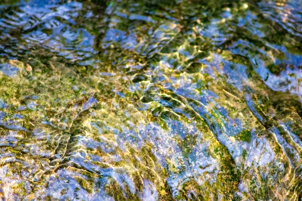 시냇물 실익은 자연적 가까이 모습은 흐르는 샘에서의 과작은 파도를 보여준다 — 스톡 사진