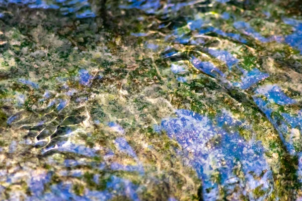 Kristal Berrak Bir Deresinin Suyundaki Ipeksi Dalgalar Yakın Plan Görüşlü — Stok fotoğraf