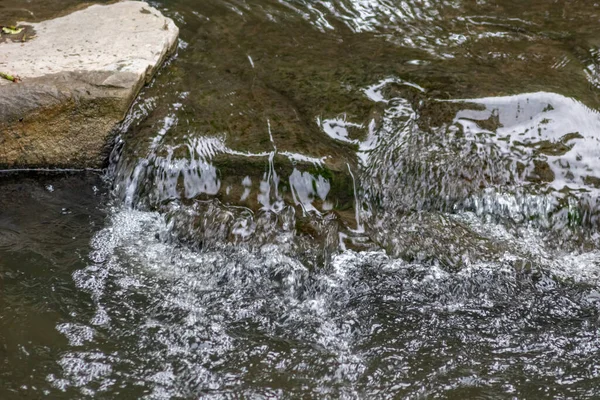 Όμορφο Μικρό Καταρράκτη Στο Δάσος — Φωτογραφία Αρχείου