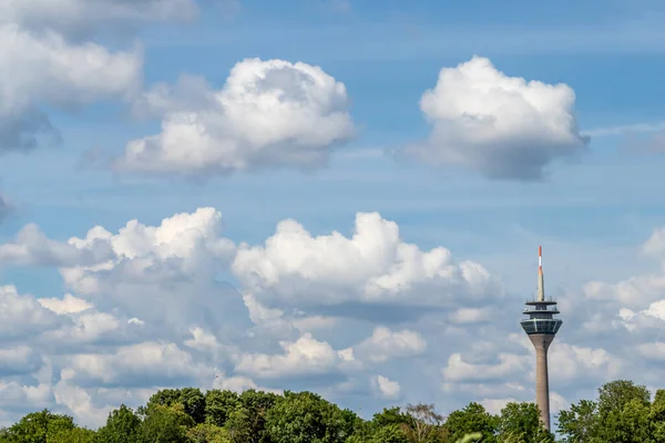 Wieża Telekomunikacyjna Tle Zachmurzonego Nieba — Zdjęcie stockowe