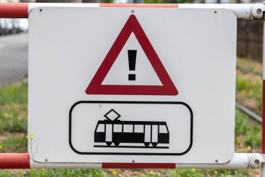 Şehirdeki tramvay tabelasına yakın çekim