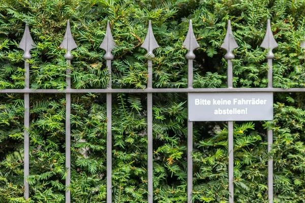 Schild Zaun Grünen Garten — Stockfoto