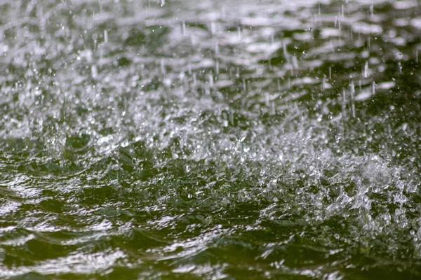 Regentropfen Die Frühjahr Bei Starkem Regen Auf Dem Boden Eine — Stockfoto