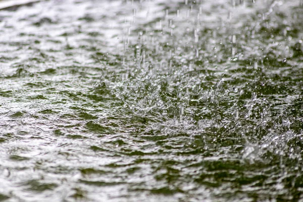 Regndroppar Faller Till Golvet Kraftiga Regn Dag Pöl Stenig Landsväg — Stockfoto