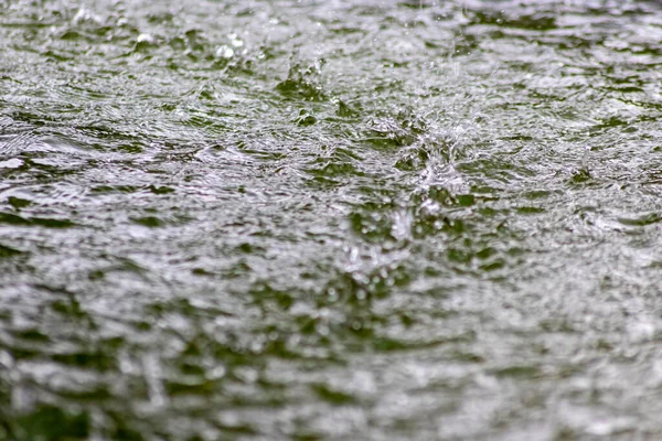 Капли Дождя Падающие Пол Дождливый День Лужу Брызгающей Дороге Весной — стоковое фото