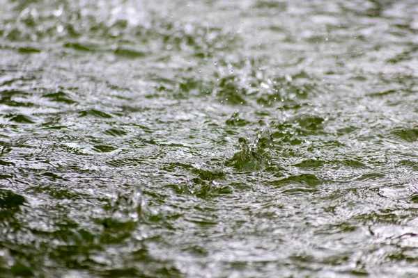Капли Дождя Падающие Пол Дождливый День Лужу Брызгающей Дороге Весной — стоковое фото