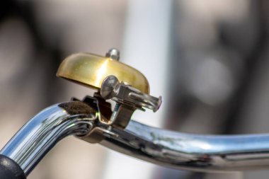 Güzel bisiklet çanı, sıfır emisyonu sürdürülebilir ve çevresel koruma ve temiz hava için serbest dolaşım alternatifi olan motosikletliler ve yayalar için yol trafiğinde güvenliği sağlar.