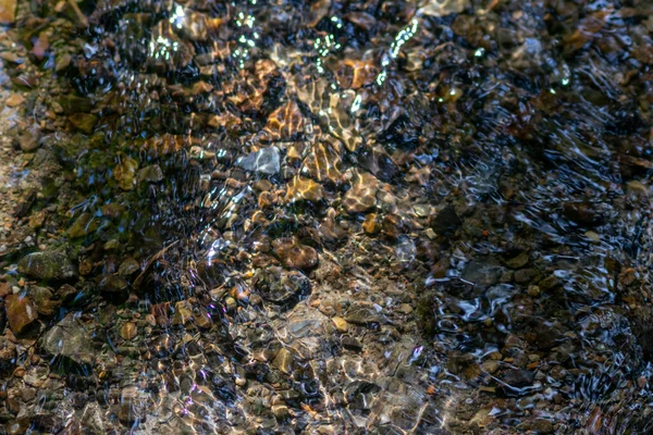 Pedras Água Espumante Com Reflexos Ensolarados Água Riacho Água Cristalina — Fotografia de Stock