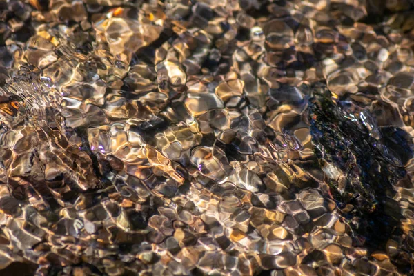 Pedras Água Espumante Com Reflexos Ensolarados Água Riacho Água Cristalina — Fotografia de Stock