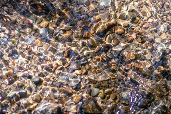 Pedras Água Espumante Com Reflexos Ensolarados Água Riacho Água Cristalina — Fotografia de Stock