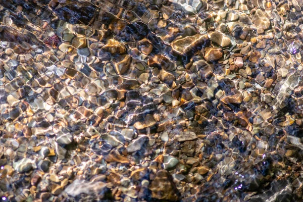 Pietre Acqua Frizzante Con Riflessi Soleggiati Acqua Torrente Cristallino Come — Foto Stock