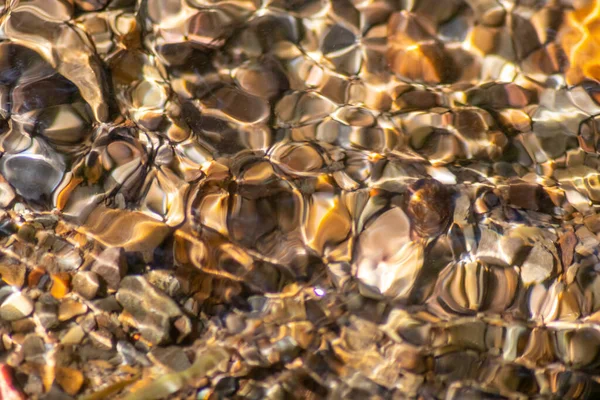 Piedras Agua Brillante Con Reflejos Soleados Agua Arroyo Agua Cristalina —  Fotos de Stock