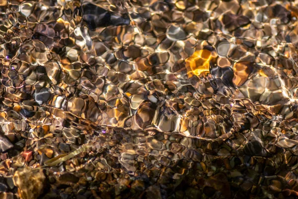 Piedras Agua Brillante Con Reflejos Soleados Agua Arroyo Agua Cristalina —  Fotos de Stock