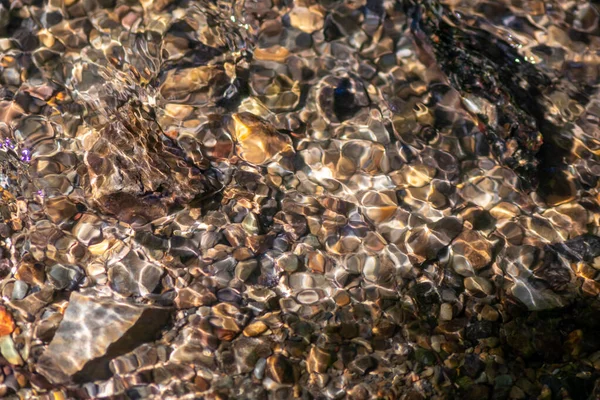 Piedras Agua Brillante Con Reflejos Soleados Agua Arroyo Agua Cristalina —  Fotos de Stock
