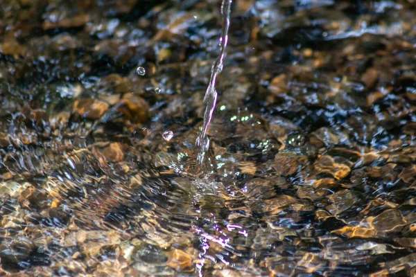 Σταγόνα Νερού Που Πέφτει Στο Ρέμα — Φωτογραφία Αρχείου