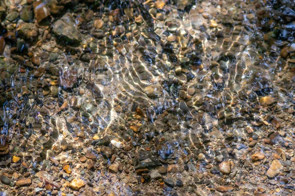 Steine Glitzernden Wasser Mit Sonnigen Reflexen Wasser Eines Kristallklaren Wasserbaches Stockbild