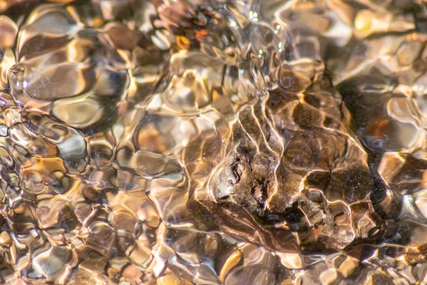 Steine Glitzernden Wasser Mit Sonnigen Reflexen Wasser Eines Kristallklaren Wasserbaches Stockfoto