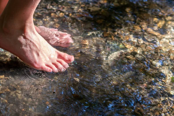 Junge Spielt Barfuß Mit Klarem Wasser Einem Kleinen Bach Mit lizenzfreie Stockfotos