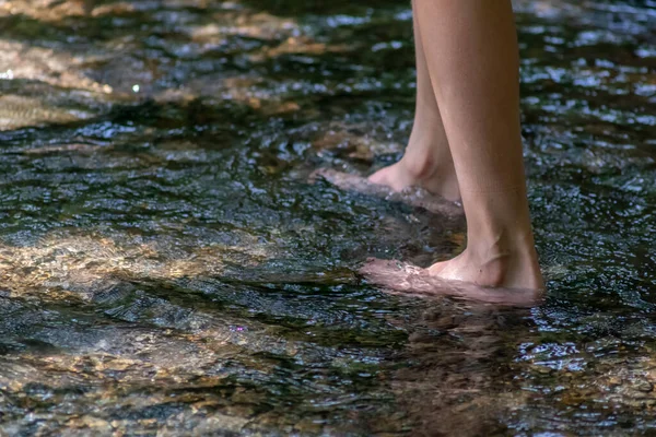 Junge Spielt Barfuß Mit Klarem Wasser Einem Kleinen Bach Mit Stockfoto