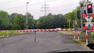 Yol ve tren yolunda trafik işaretleri