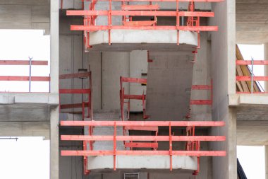 Şehir gelişimi ve fütüristik mimari olarak betondan yapılmış yeni bir modern binaya sahip inşaat alanı, ağır vinçleri ve makineleri olan mühendisler ve sanayi işçilerinin işyeri.