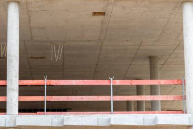 Şehir gelişimi ve fütüristik mimari olarak betondan yapılmış yeni bir modern binaya sahip inşaat alanı, ağır vinçleri ve makineleri olan mühendisler ve sanayi işçilerinin işyeri.