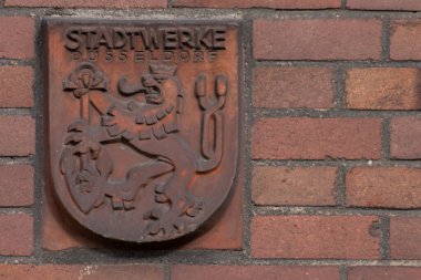 Tuğla duvarda Stadtwerke tabelası