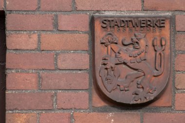 Tuğla duvarda Stadtwerke tabelası